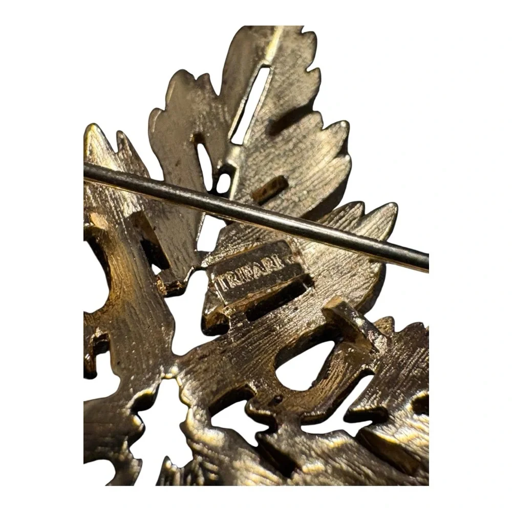 Trifari Signed VTG Gold-Tone Leaf Brooch 60s Collection, Textured Openwork J16